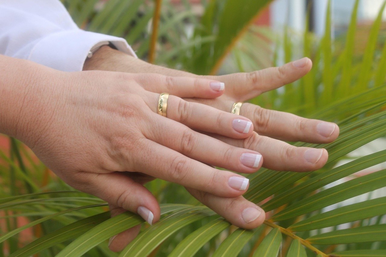 Manos de una pareja recién casada con sus anillos de boda